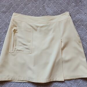 IZOD extra dry womens golf skot size 8 pale yellow with zipper pocket